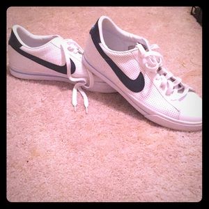 Men’s white Nike canvas shoes